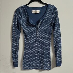 Abercrombie and Fitch vintage y2k blue white moose leaf patterned Henley top